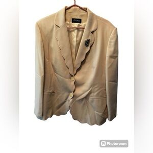 D’Onaz cream wool blazer with brooch